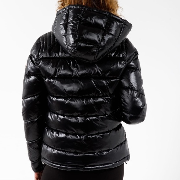 Guess black puffer coat with hood and pockets. Size 2x - Picture 2 of 4